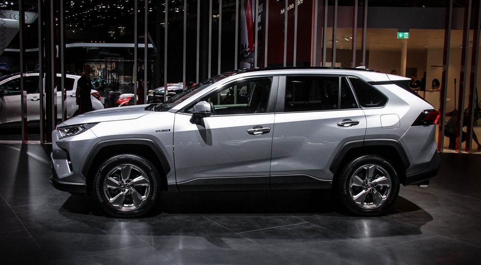 Новый RAV4 для Европы: без дизеля, зато гибрид стал экономичнее